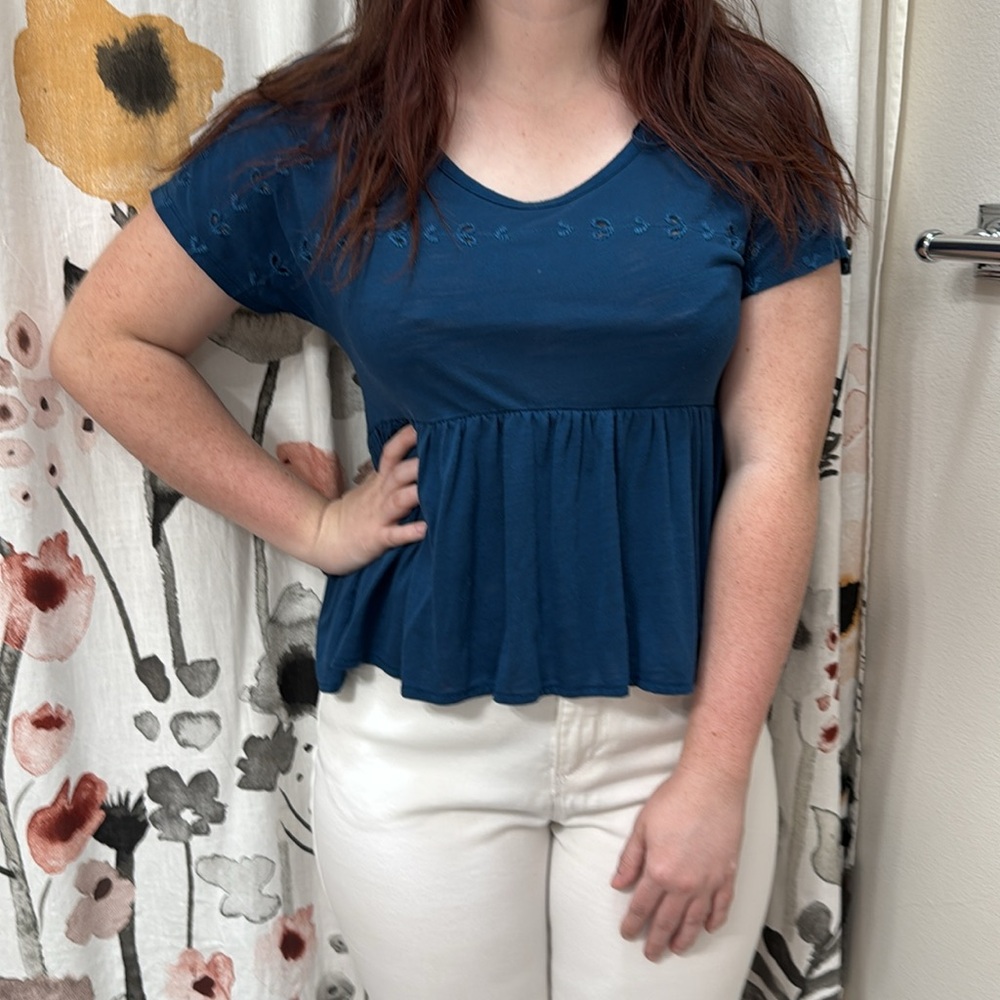 Women’s American Eagle blue boho short sleeve eyelet ruffle waist top. Size S - Picture 2 of 8